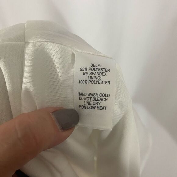 Lulu’s White Embroidered Floral Shorts - Picture 6 of 6